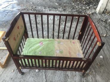 детский писуар: Деревянная детская кроватка с защитными бортиками.Подходит для детей