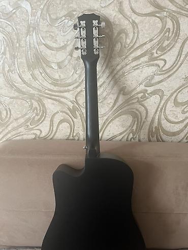 stels 20: Akustik gitara – tam ölçü (dreadnought) korpus, kəsik (cutaway) — 2