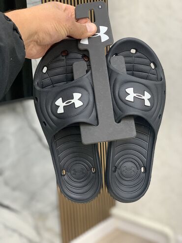 Босоножки, сандалии, шлепанцы: Продаю шлепанцы Under Armour.Новые, не подошел размер.Отдам за 2500