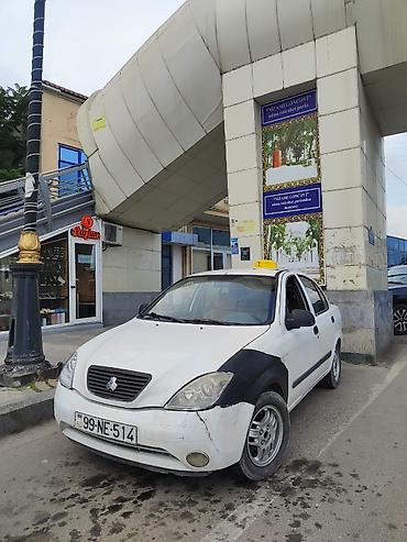 avtomobil aksesuarlar: Ağ rəngli sedandır. 4 qapı, 4yerlik salon. Mexaniki sürətlər qutusu — 3