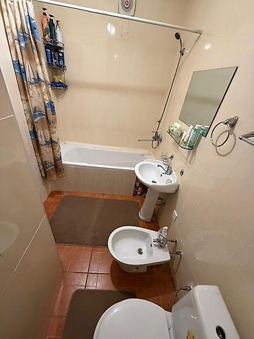 Продажа коттеджей и домов: 4 комнаты, 140 м², Бишкек, Собственник — 16