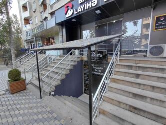 işlənmiş dam örtüyü: Obyekt girişi üçün Kozirok satılır . Yeni quraşdırılıb təxminən 1