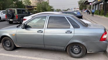 рассия машина: Седан Lada Priora серого цвета, оснащенный четырехдверным кузовом