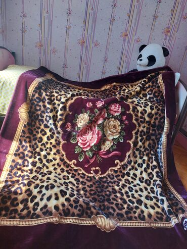Balışlar, yastıqlar: Leopard naxışlı və gül buketi dizaynlı ədyal. Tünd qırmızı haşiyəsi və