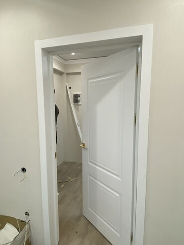 Деревянные двери на заказ: Межкомнатные двери белого цвета в классическом стиле - Полотно — 1