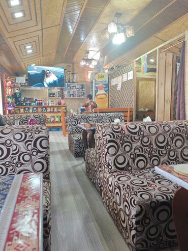 bakida otellerde is elanlari: Şüvəlanda yerləşən Məxməri Pub - a Xanım afisiant tələb olunur.İşnən