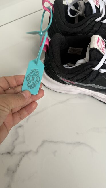 Women's Sneakers and athletic shoes: Кроссовки лининг оригинал. Заказывала через пойзон. Размер не подошёл — 9