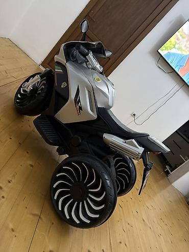 ucuz usaq oyuncaqlari: Uşaq üçün elektrikli motosiklet (4 təkərli) Bateryasında problem var — 1