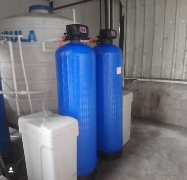 Su üçün kulerlər və dispenserlər: Su təmizləmə sistemi şəkildə iki mavi filtr çəni, bir ağ çənlə və