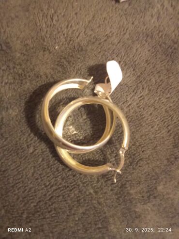 Prstenje: Srebrne minđuše sa kukicom i privjeskom u obliku suze. Centralni deo na lalafo.rs — 23 Prstenje: Srebrne minđuše sa kukicom i privjeskom u obliku suze. Centralni deo — 23