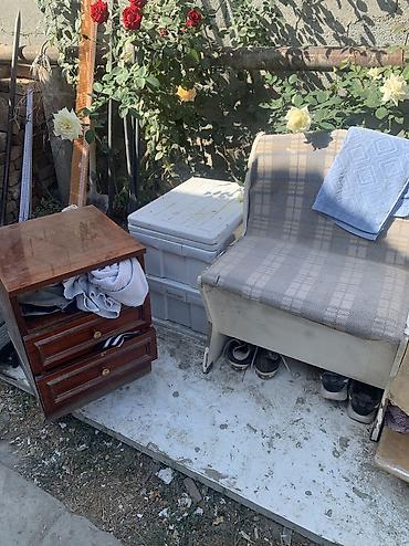 Цена за 3шт Продаю 2 тумбочки пластик и дерево и Кресло с отсеком для
