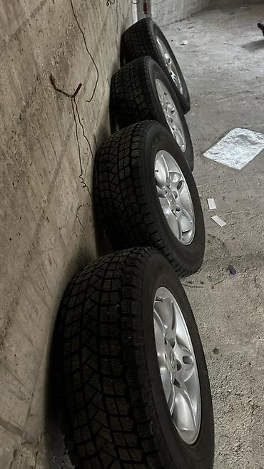 r16 lexus: Комплект из 4 колес Lexus: оригинальные литые диски + зимние шины. - — 2
