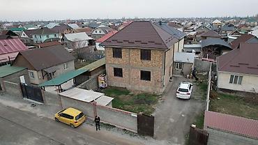 Продажа коттеджей и домов: Продаётся двухэтажный кирпичный дом с участком и хозяйственными — 13