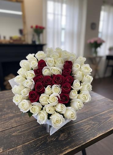 Букеты из живых цветов: Авторские букеты из свежих цветов - Розы премиум-класса (крупный — 1