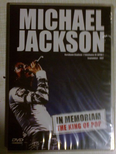 etiketiran mantil poput pelerine crnoj boji broj: Prodajem originalni dvd "Michael Jackson - in memoriam",snimak jednog
