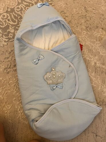 памперс huggies: Конверт-одеяло для новорожденных голубого цвета, украшенный вышивкой в