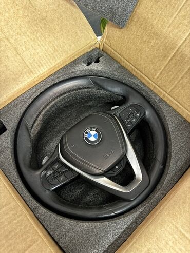 бмв: 2020 BMW markalı, qara dəri örtüklü sükan. Sükanda müxtəlif