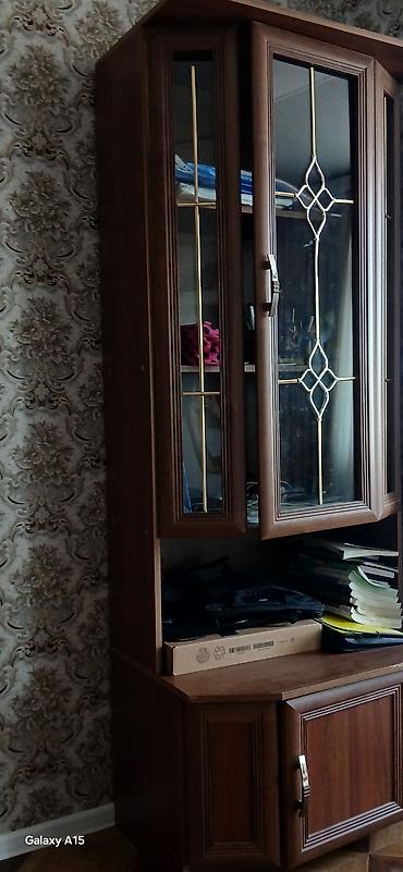 qab skafi: Künc vitrin şkaf - Material: ağac fakturalı MDF/laminat - Rəng: tünd — 3