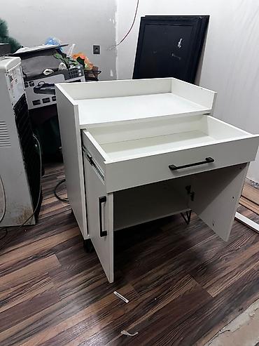 kafe divanı: Restoran ucun Steyşn 110 azn hər tərəfi Laminatdır teze kimidir.Unvan — 1