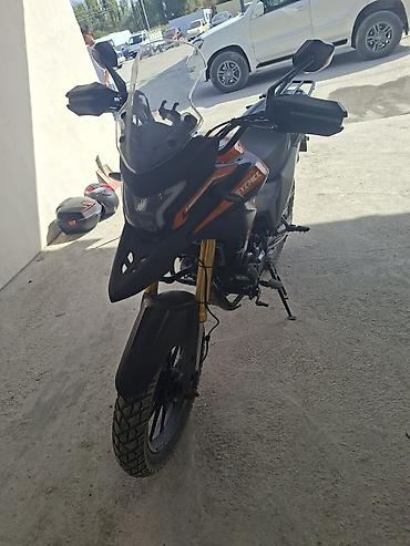 Мотоцикл SYCMCC ADV 300CC в туристическом/adventure-стиле. Яркое