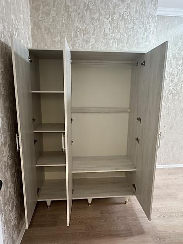 rəfi: Üç qapılı geyim şkafı - Material: ağac naxışlı MDF/LDSP üslubunda — 2