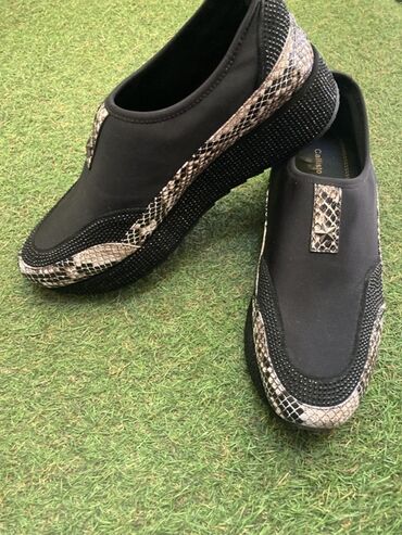 женские слипоны на высокой подошве: Qadın slip-on ayaqqabı - Rəng: qara, ilan dərisi naxışlı detallarla -