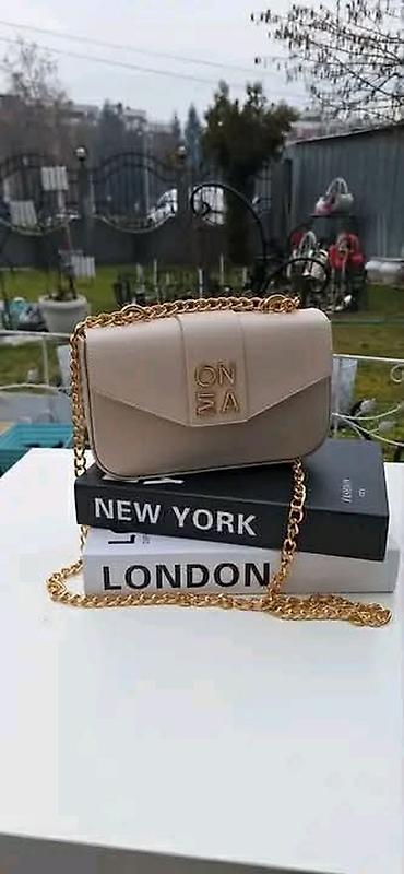 doca torbe: Ženska crossbody torbica sa zlatnim lancem - Model: kompaktna torbica — 1