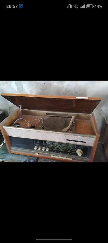 gramofon: VEF Radio – vintage radiola və pikap kombinasiyası - Korpus: taxta — 2