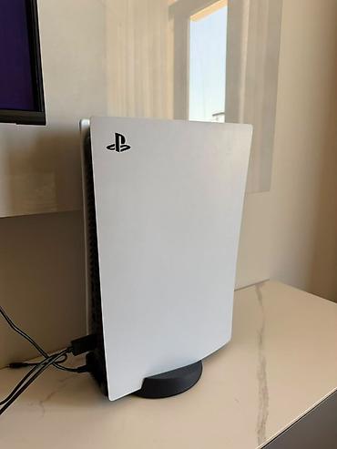 Аренда Игровая консоль PlayStation 5 (версия с дисководом). В