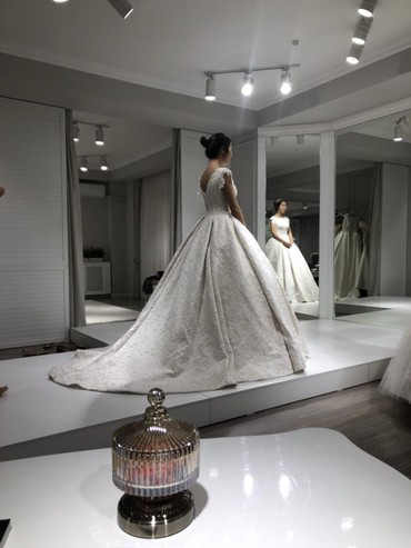 Свадебные платья: Свадебное платье в европейском королевском стиле испанского бренда