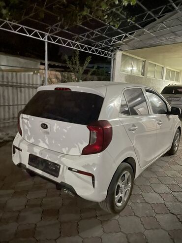 корейские автомашины: Белый хэтчбек Kia Морнинг с пятидверным кузовом, идеально подходящий