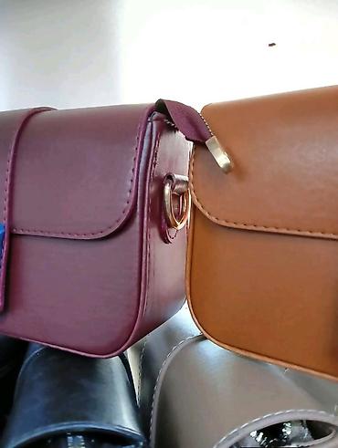 Torbe: Ženska crossbody torba sa metalnim slovom „M“ - Kompaktna torbica — 9