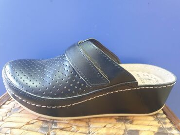 Papuče: Kozne anatomske klompe 
Cena 3950 din 36-41 — 15