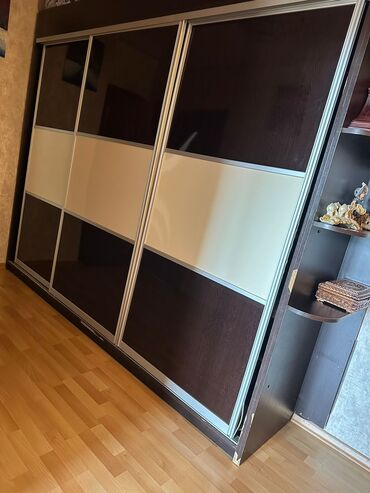 paltar veşilkası: Qarderob, paltar dolabı