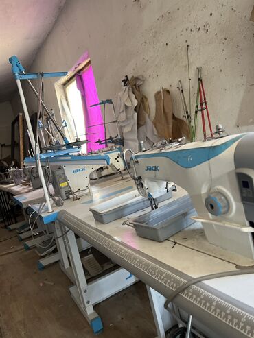 шаблонная швейная машина: Швейная машина Jack, Полуавтомат