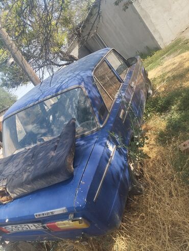 запорожец машина: Автомобиль ВАЗ-2101 синего цвета, классической модели. Оснащен
