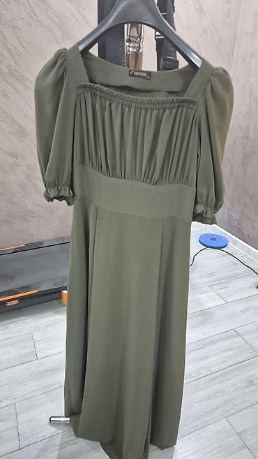 mc buff 12000: Zeytun-yaşıl rəngdə uzun don - Model: kvadrat yaxalı, büzgülü ön — 1