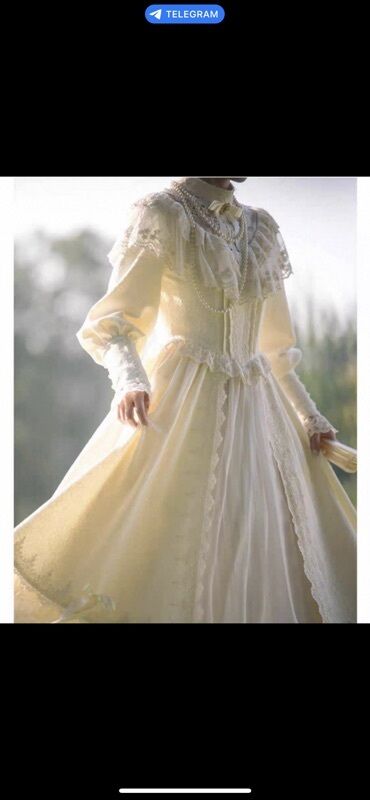 белое платье в пол с цветами: Винтажное белое платье в викторианском стиле, размер S