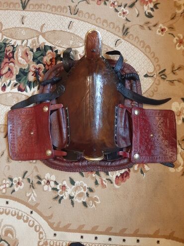 Yəhərlər: Qədimi Çərkəzi Yəhərlər—Qırmızı yəhər 1965ci il Qara yəhər isə 1968ci — 9