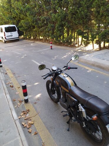 Kvadrosikllar: Retro üslublu şəhər/klassik motosiklet - Dizayn: Uzun, rahat təkparça