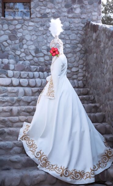 свадебные платья с шлейфом: Свадебное платье, Пышная модель, цвет - Айвори, Рукава: Длинные, Со шлейфом, 44, 46 (M)