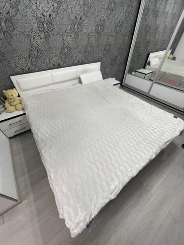 мебель в гостиную: Продаю двухспальную кровать! Без матраса Размер 200*180 см