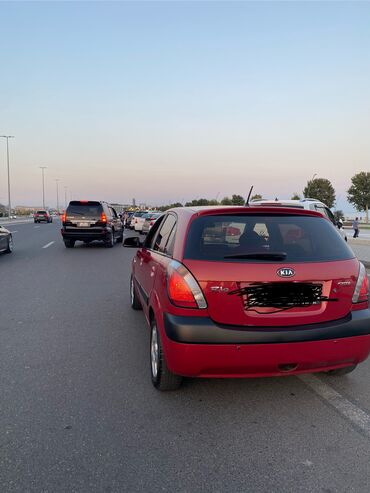 taxi surucu: İlkin ödenişim yoxdur arenda veya qalmaq şerti ile maşın axtarıram