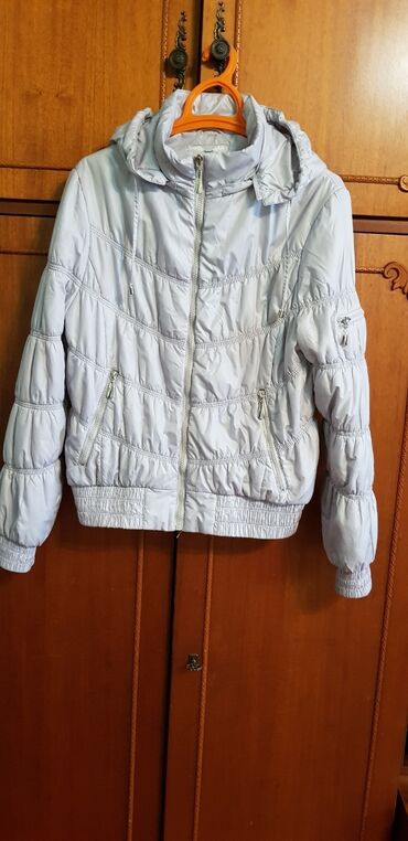 детская фирменная куртка: Фирменная демисезонная куртка,очень лёгкая, цвет серебро с капюшоном