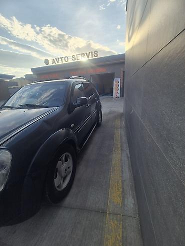 paneler: SsangYong Rexton, qara rəng, 5 qapılı SUV. Texniki və dizayn — 5