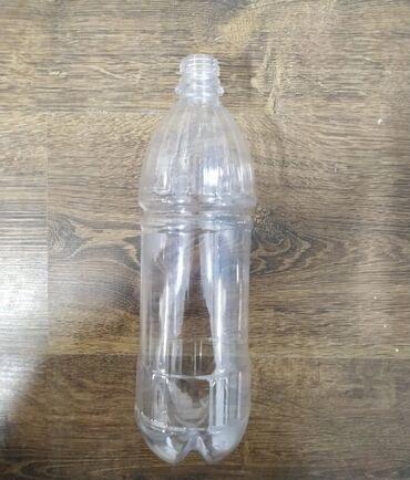 Qida məhsulları: 1 litrlik plastik butulka, içkilərin saxlanması və daşınması üçün