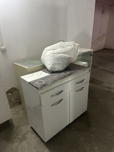 Salon, tibbi mebel dəsti: Gözəllik/saç salonu üçün mebel dəsti Tərkib: - Vizaj masası: geniş — 2