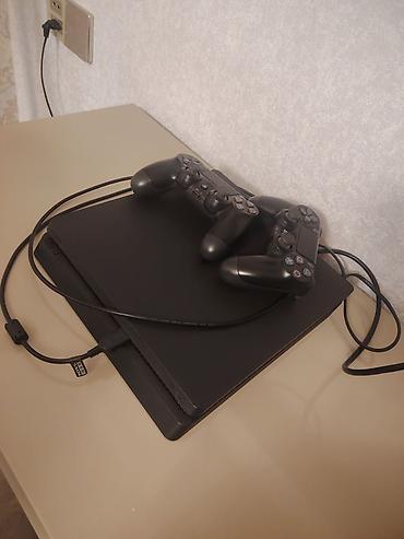 playstation 5 slim 1tb: Sony PlayStation 4 Slim (qara) Komplekt: - PS4 Slim konsolu - 2 ədəd — 1