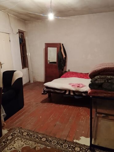 6 ci mikrorayon 1 kv luq verirəm: Kirayə üçün sadə mənzil/otaq. Plan və təchizat: - Geniş otaq: taxta