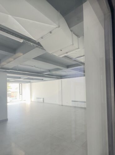 оборудование автомойки: Сдаю Торговое место, В бизнес центре, 150 м² Действующий, Без оборудования, Без ремонта, Вода, Канализация, Отопление, 1 линия